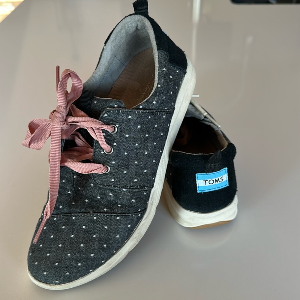 Toms Del Rey - Black w/white polka dots Sz 7